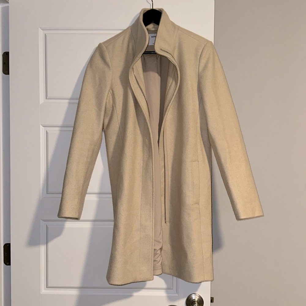 Women’s beige zip up mock neck coat with pockets. Size small